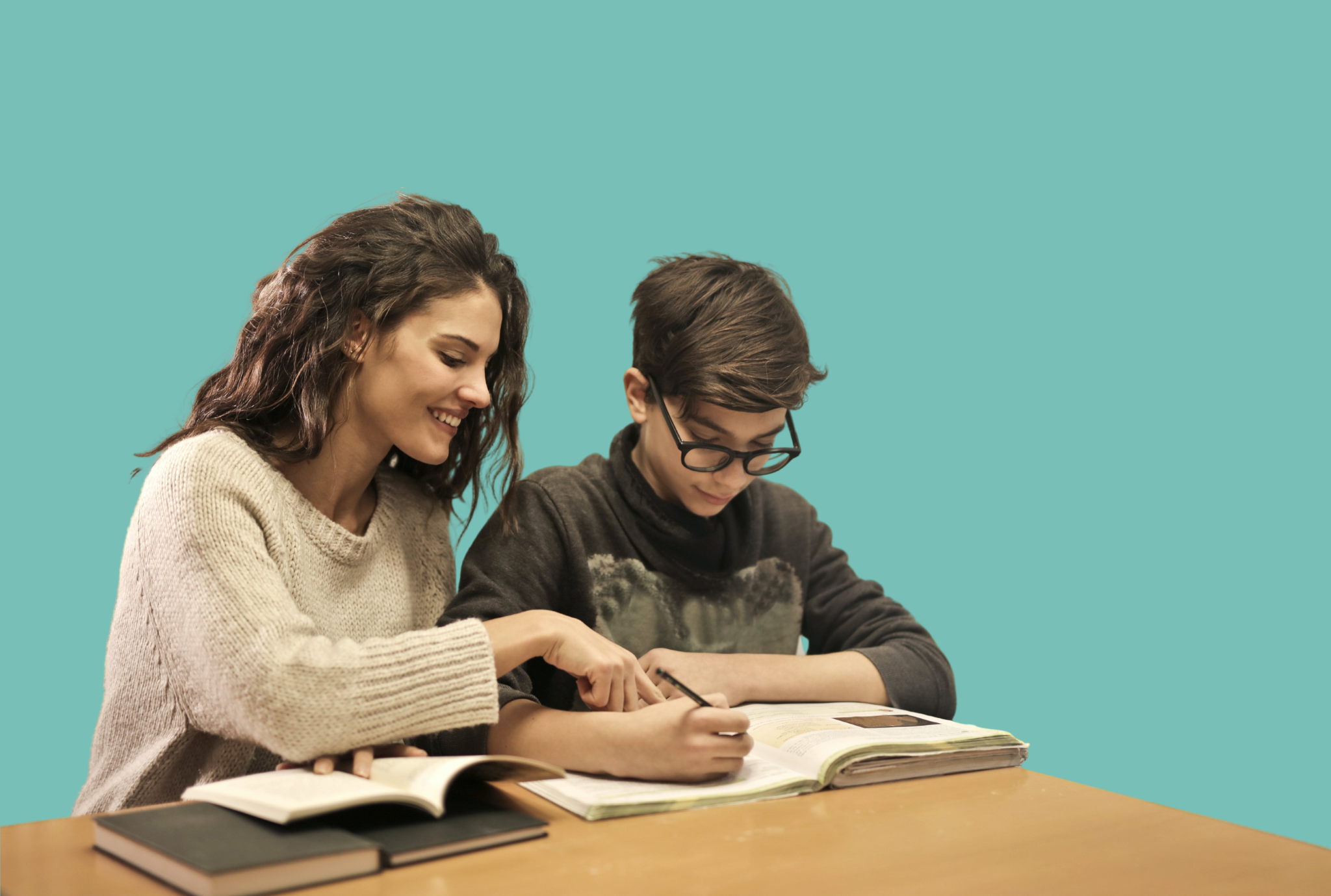 Professeur particulier de soutien scolaire à domicile expliquant à un élève