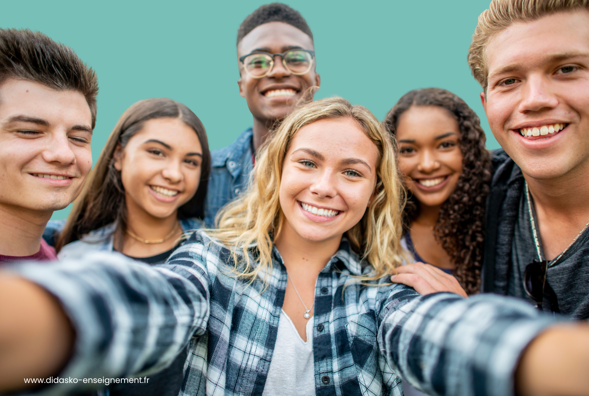 Groupe d'élèves adolescents souriants se prenant en selfie pour leur Pré-rentrée