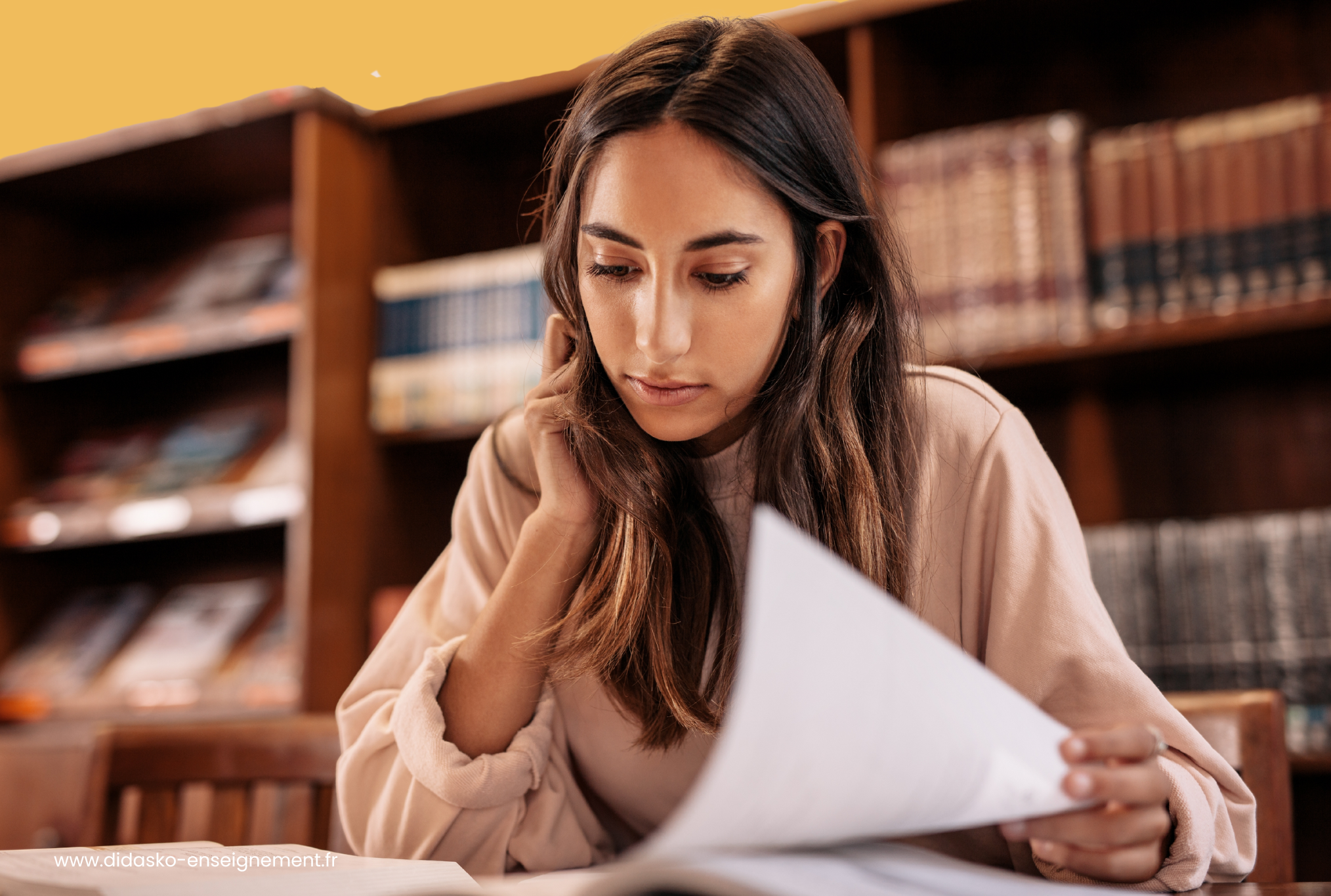 Elève qui travaille dans une bibliothèque pour rebondir après des mauvaises notes