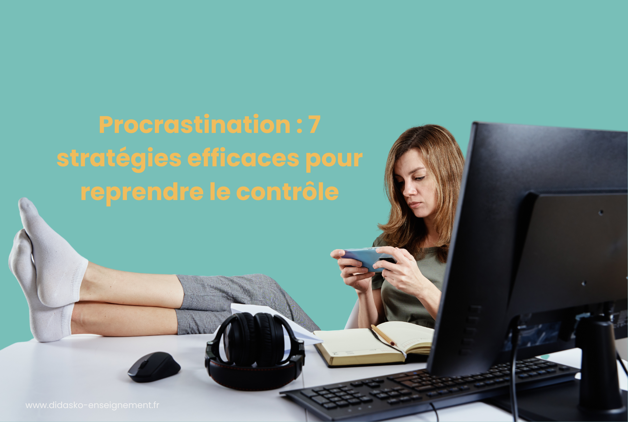 Jeune femme qui procrastine avec la phrase " Procrastination "