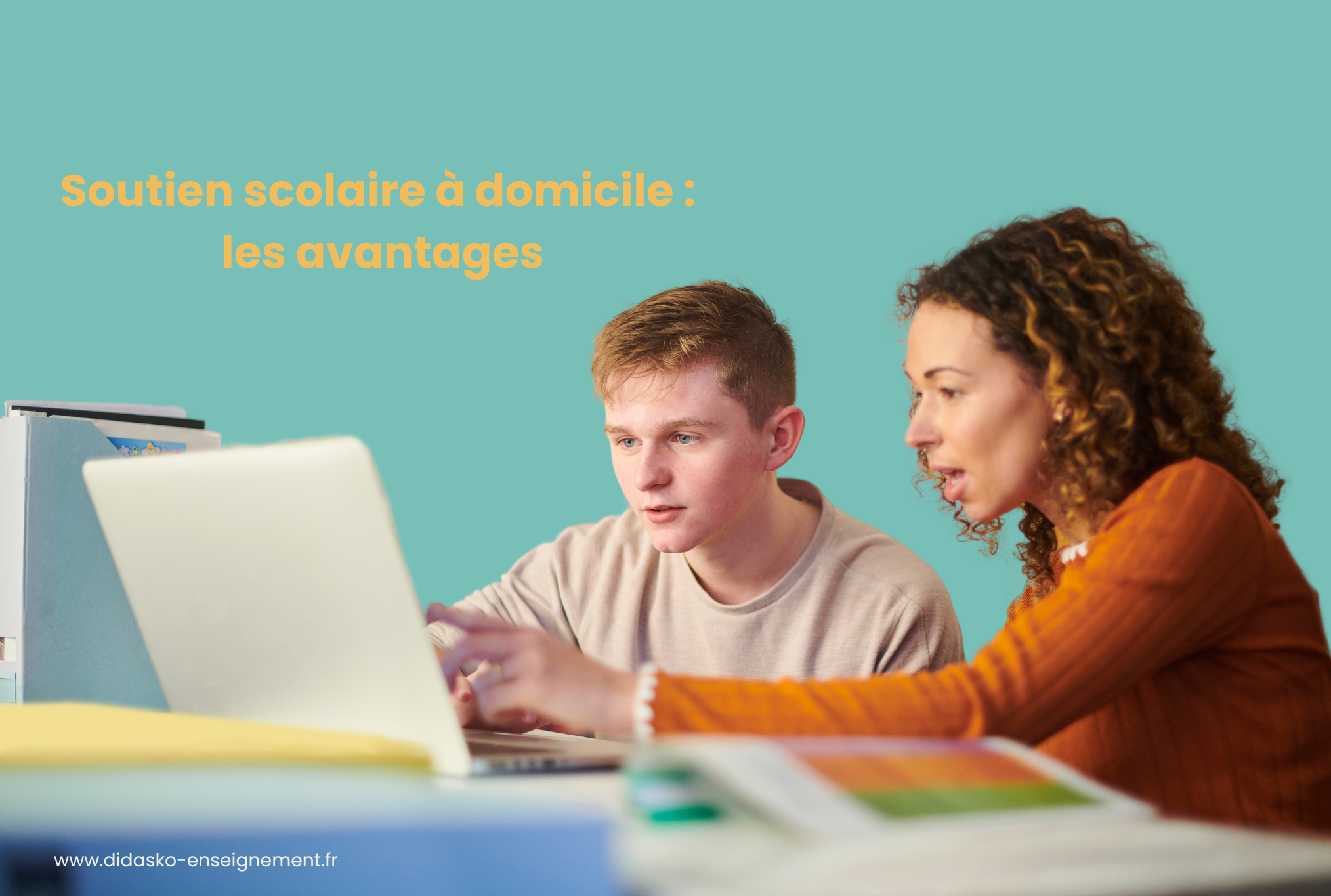 Professeure qui donne un soutien scolaire à domicile à un élève